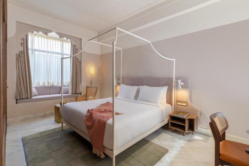 Superior King Room: 15% off on Food & Soft Beverage, Early checkin and Late Checkout upto 2hrs (Subject to Availability), 2 pints of Beer (till 30th Sep)