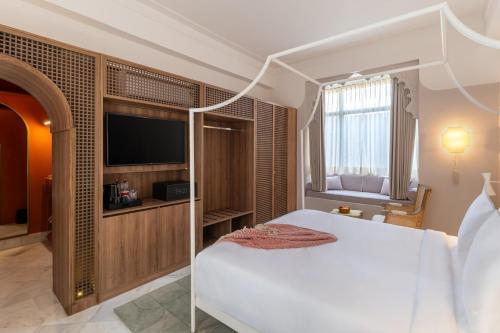 Superior King Room: 15% off on Food & Soft Beverage, Early checkin and Late Checkout upto 2hrs (Subject to Availability), 2 pints of Beer (till 30th Sep)