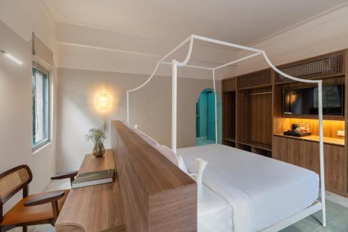 Premium King Room: 15% off on Food & Soft Beverage, Early checkin and Late Checkout upto 2hrs (Subject to Availability), 2 pints of Beer (till 30th Sep)