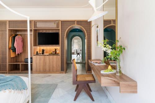 Premium King Room: 15% off on Food & Soft Beverage, Early checkin and Late Checkout upto 2hrs (Subject to Availability), 2 pints of Beer (till 30th Sep)