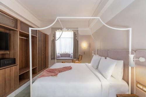 Queen Room: 15% off on Food & Soft Beverage, Early checkin and Late Checkout upto 2hrs (Subject to Availability), 2 pints of Beer (till 30th Sep)