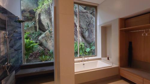 King Suite with Spa Bath