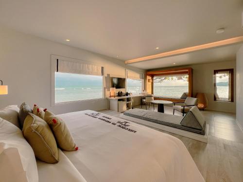 Exclusive Beachfront with Plunge Pool