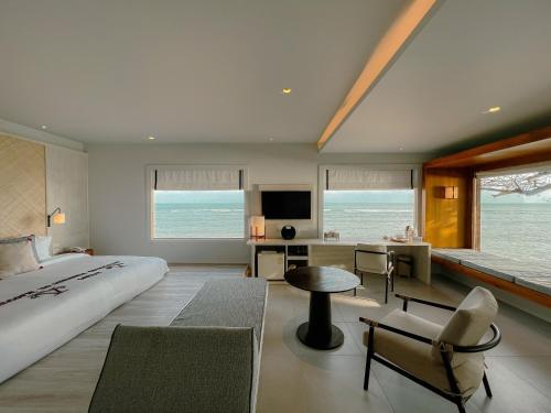 Exclusive Beachfront with Plunge Pool