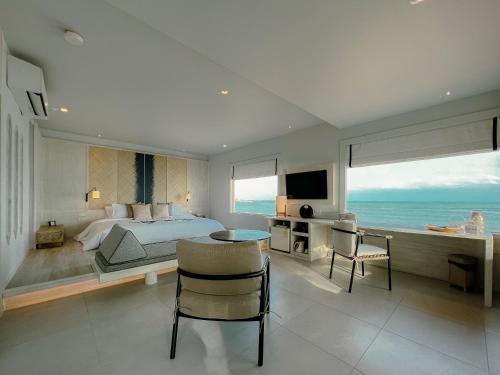 Exclusive Beachfront with Plunge Pool