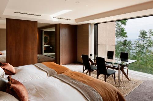 Corner Suite 1F