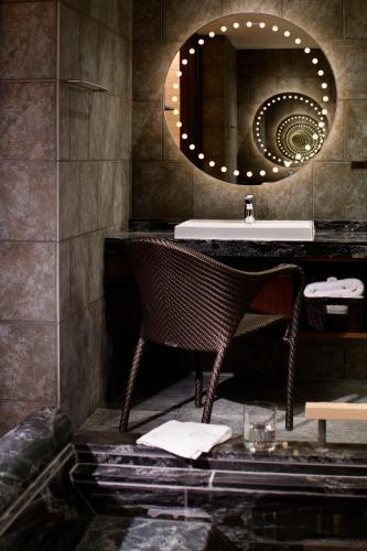 Corner Suite 1F