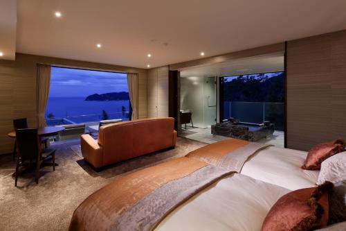 Corner Suite 2F