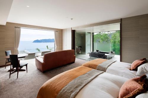 Corner Suite 2F