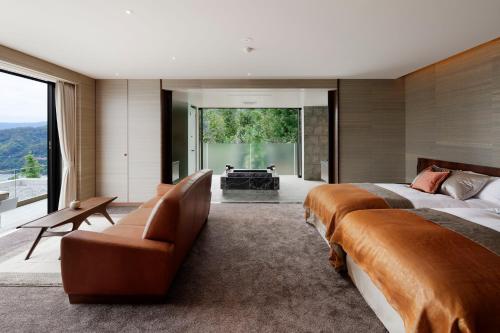 Corner Suite 2F
