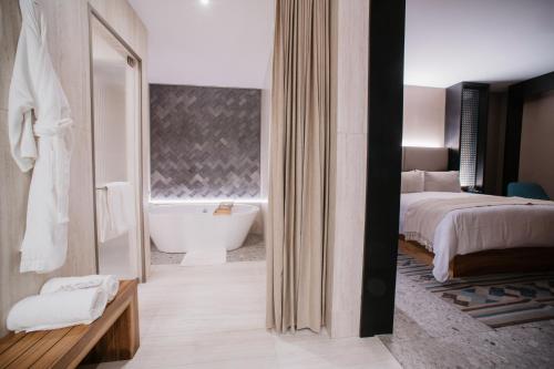 Master Suite, 1 King