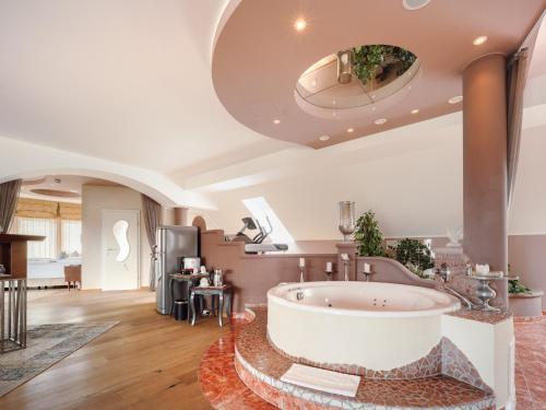 Deluxe Suite with Spa Bath