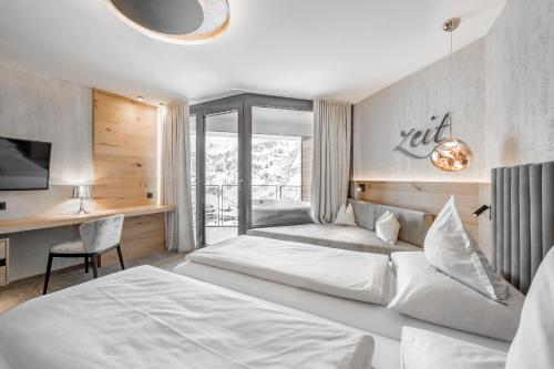 Deluxe Suite with Spa Bath