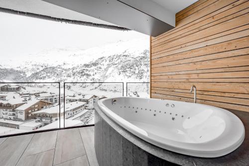 Deluxe Suite with Spa Bath