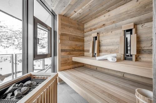 Deluxe Suite with Spa Bath