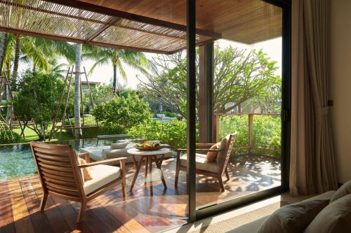 Deluxe King Room with Pool Access Corner