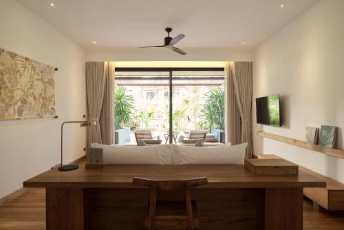 Premier King Room with Pool Access