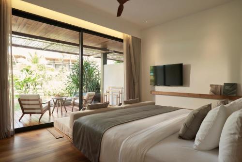Premier King Room with Pool Access