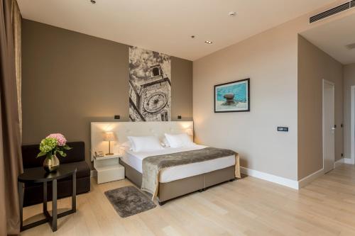 Deluxe King Room with City View and with Free Spa Access