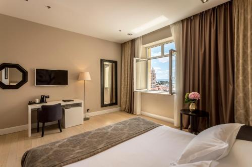 Deluxe King Room with City View and with Free Spa Access