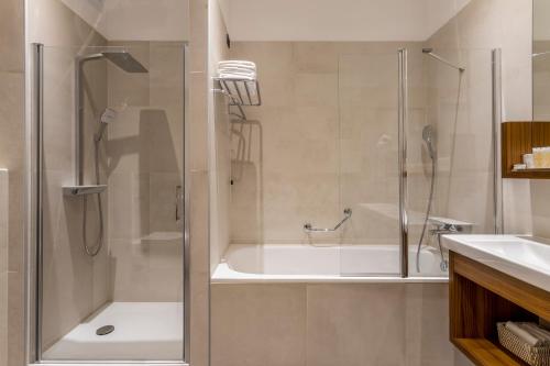 Deluxe King Room with City View and with Free Spa Access