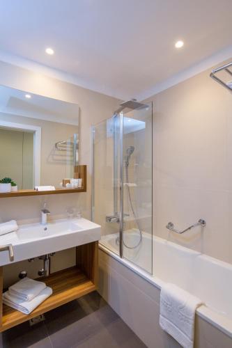 Deluxe King Room with City View and with Free Spa Access