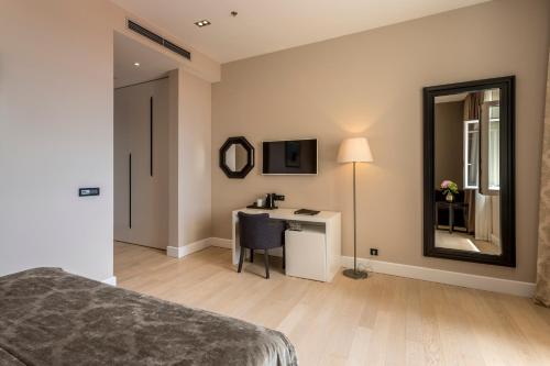 Deluxe King Room with City View and with Free Spa Access