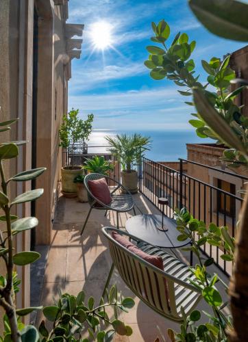 Deluxe Double Room with Side Sea View