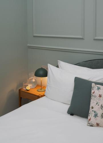 Deluxe Double Room with Side Sea View