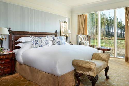 Guestroom with King Bed & Mountain View