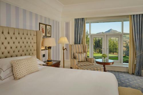 Guestroom with King Bed & Mountain View