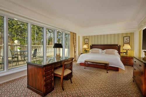 Large Guestroom with King Bed & Balcony