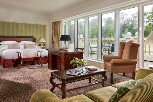 Large Guestroom with King Bed & Balcony