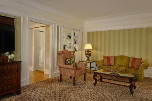 Large Guestroom with King Bed & Balcony