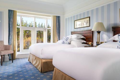 One-Bedroom Suite with Mountain View And Balcony