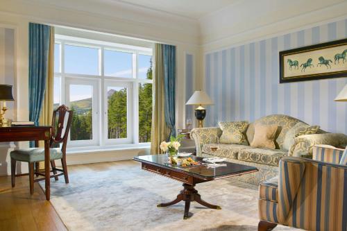 One-Bedroom Suite with Mountain View And Balcony