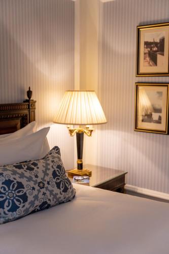 Guestroom with Two Single Beds