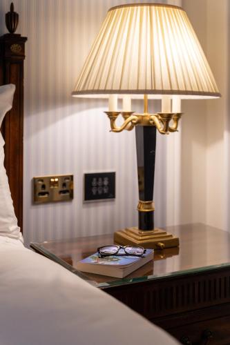 Guestroom with Two Single Beds