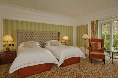 Guestroom with Two Single Beds