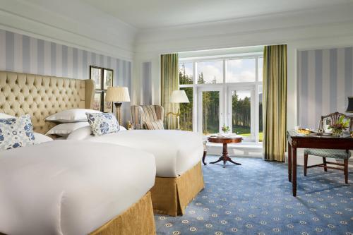 Guestroom with Two Single Beds