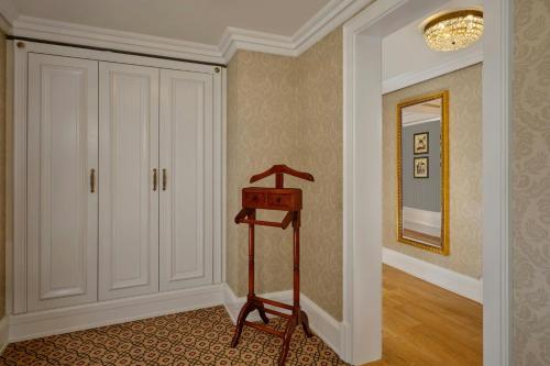 1 Bedroom Suite, 1 King, Mountain view