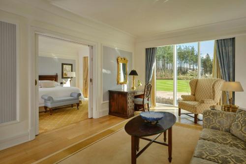 1 Bedroom Suite, 1 King, Mountain view