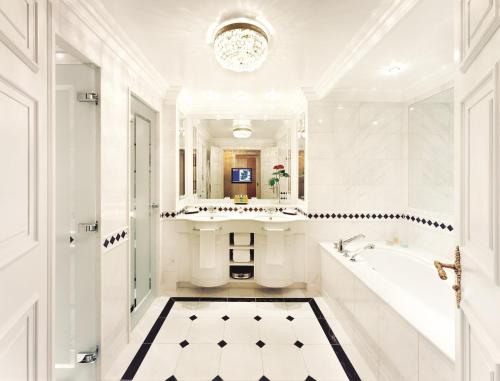 1 Bedroom Suite, 2 Double, Mountain view
