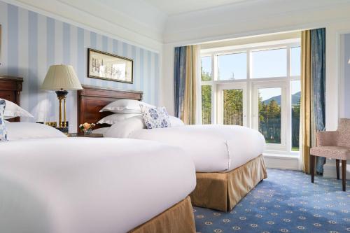 One-Bedroom Double Suite with Mountain View and Balcony