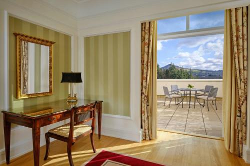 One-Bedroom Double Suite with Mountain View and Balcony