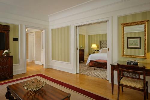 One-Bedroom Double Suite with Mountain View and Balcony