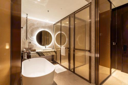 Premier Atrium King