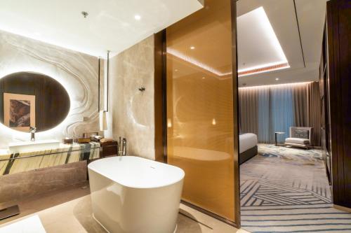 Premier Atrium King