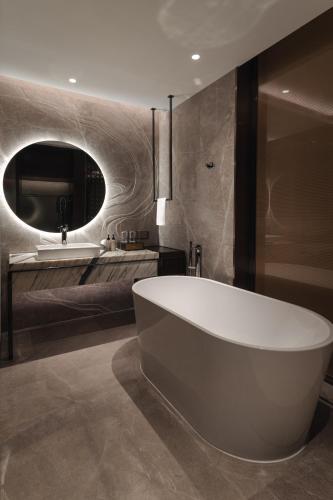 Premier Atrium King