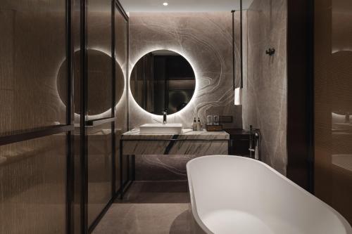 Premier Atrium King